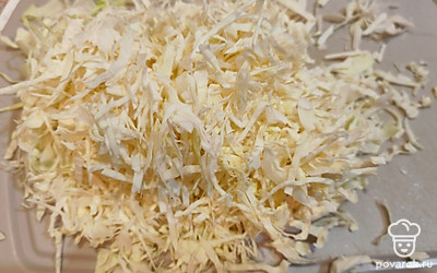 Возьмите 500 граммов капусты, нашинкуйте тонкой соломкой. 