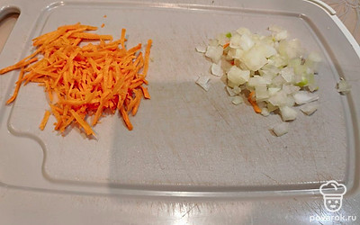 Почистите морковь и лук. Лук нарежьте мелким кубиком, морковь натрите на крупной терке. 