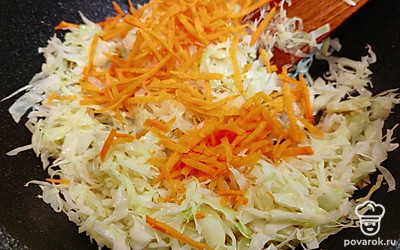 Разогрейте сковороду, добавьте 3 столовых ложки растительного масла. Добавьте капусту, лук и морковь. Перемешайте. Тушите на среднем огне 15 минут, периодически помешивая. 