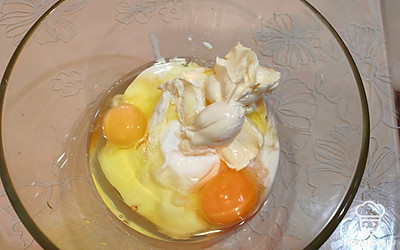 Возьмите глубокую тарелку или миску. Добавьте сметану (250 граммов), растопленное сливочное масло (150 граммов), 2 яйца, половину чайной ложки соли и 1 чайную ложку сахара. 