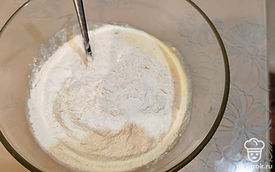 Добавьте 150 граммов муки и 1,5 чайных ложки разрыхлителя. 