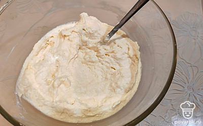 Перемешайте тесто до однородности. Получится консистенция густой сметаны. 