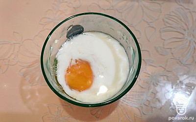 Возьмите стакан, влейте 2 столовых ложки молока и добавьте 2 яйца. Хорошо перемешайте. 