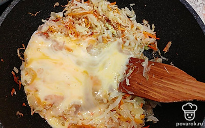 Вылейте яичную смесь в капусту. 