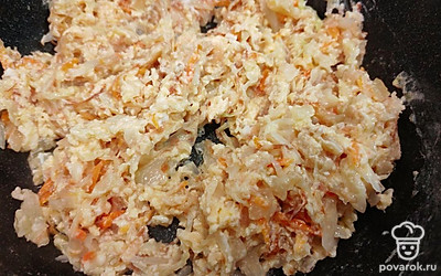 Тушите 5 минут, постоянно помешивая. Посолите и поперчите по вкусу. Начинка для пирога готова. 