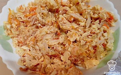 Переложите начинку в тарелку. Оставьте на 10 минут. 