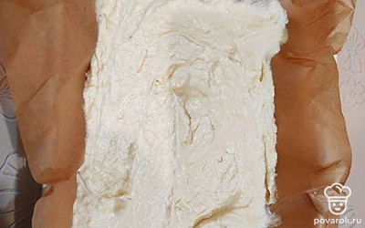 Возьмите форму для запекания (у меня 25 на 20 сантиметров), застелите силиконизированной бумагой для выпечки. Вылейте половину теста. 