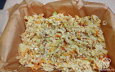 Выложите на тесто капустную начинку. 