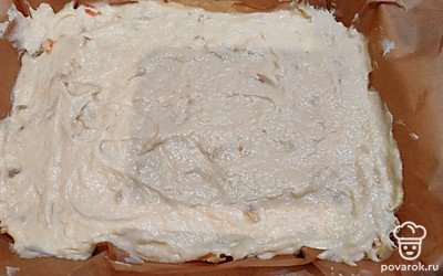 Вылейте оставшееся тесто, разровняйте. Поставьте пирог в разогретую до 180 градусов духовку на 45 минут. 