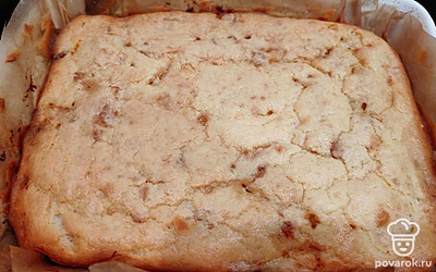 Готовый пирог достаньте из духовки и нарежьте. 