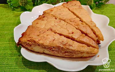 Подавайте пирог, разрезав на порционные куски. Можно есть и в горячем, и в холодном виде. Приятного аппетита! 