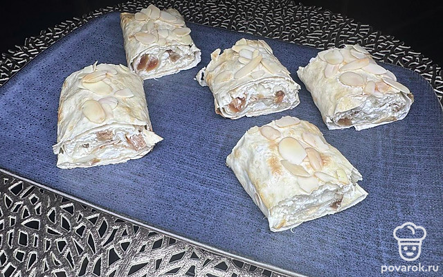 Рулет из лаваша с творогом и изюмом — Рецепт с фото