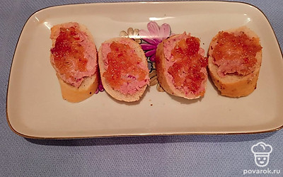 Сверху выложите по 1 чайной ложке апельсинового джема и распределите по паштету.