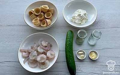Подготовьте все ингредиенты. Креветки разморозьте, огурец помойте, чеснок почистите.