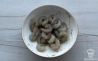 Креветки посыпьте травами, солью и перемешайте. Оставьте мариноваться на 10 минут.