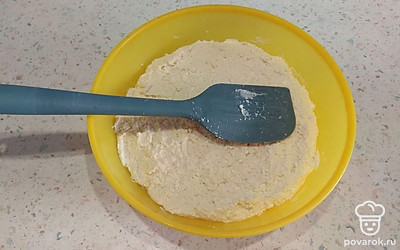 Утрамбуйте массу и уберите в холодильник минимум на 1 час. Можно все подготовить и оставить на ночь.