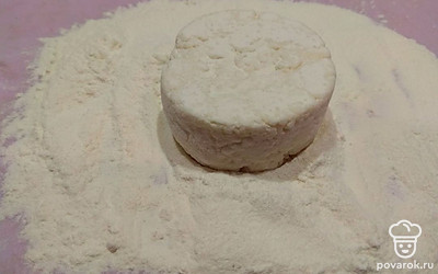 На присыпанной мукой поверхности сформируйте сырники. 1 сырник — 1 столовая ложка творожной массы.