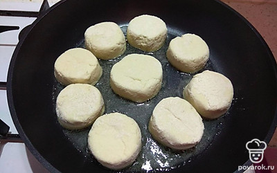 На разогретую сковороду с маслом выложите заготовки. Жарьте на среднем огне.