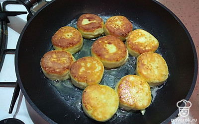 Жарьте с двух сторон до появления золотистой корочки. Приблизительное время жарки на одной стороне — 5 минут.