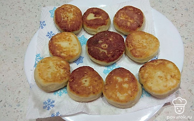 Выложите готовые сырники на бумажное полотенце.