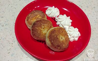 Выложите готовые сырнички на тарелку.