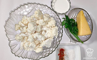 Цветную капусту разделите на соцветия и промойте. В блюдце положите зелень и сыр. В чашку налейте сливки. В отдельное блюдце положите соль, перец, приправы и чеснок.