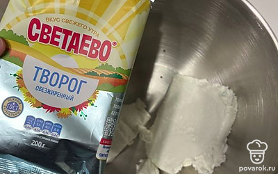 В миску выложите 300 граммов творога.