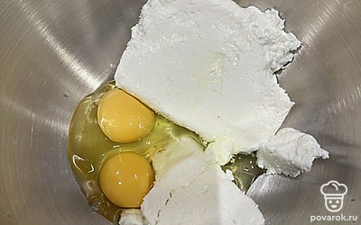 К творогу разбейте 2 яйца.