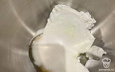 К творогу и яйцу добавьте 60 граммов сахара. Все, кто пробовал мою запеканку, говорили, что сахара достаточно. Вы можете добавить больше или меньше.