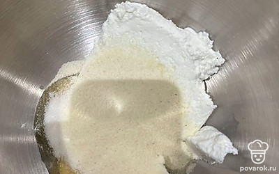 В творожную массу добавьте 23 грамма манной крупы. Манную крупу ничем заменить нельзя.