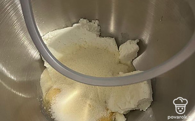 Поставьте чашу в миксер с насадкой «лопатка». Начните перемешивать на средней скорости миксера. Я перемешиваю на 5 скорости из 10.