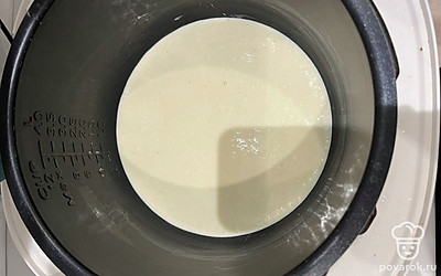 Перелейте творожное тесто в мультиварку. Включите режим «Выпечка», готовьте 40 минут.