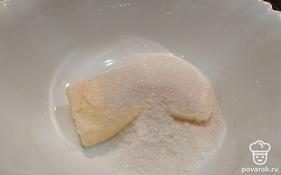 Выложите в миску сливочное масло и сахар, перемешайте. 