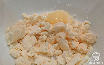 Добавьте яйцо, перемешайте.