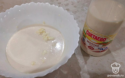 Влейте топленое молоко, перемешайте. 
