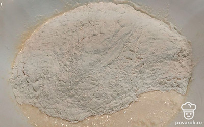 Добавьте разрыхлитель, муку и перемешайте. 