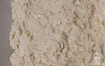 Тесто выложите в форму для выпечки. Отправьте в разогретую духовку на 30 минут при 170 градусах.