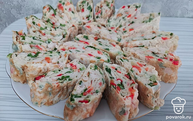 Рулет из лаваша с копченой курицей и перцем — Рецепт с фото