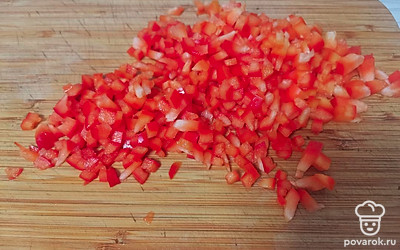 Сладкий перец мелко нарежьте. 
