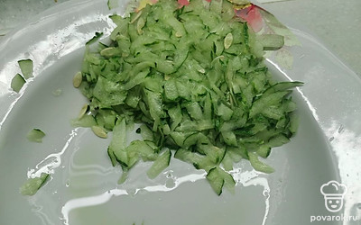 Огурец натрите на крупной терке и отожмите от лишнего сока. 