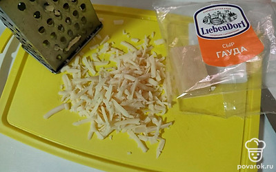 Сыр натрите на терке. 