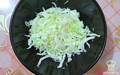 Капусту мелко нашинкуйте. 