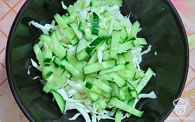 Огурец нашинкуйте соломкой. 