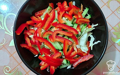 Болгарский перец нарежьте соломкой. 