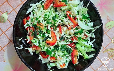 Добавьте мелко нарезанную свежую зелень петрушки.