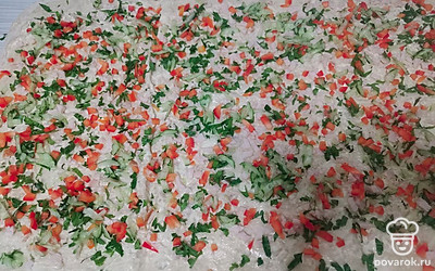 Выложите сладкий перец и огурец. 