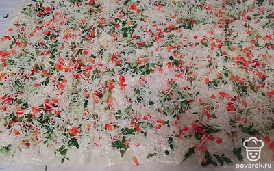 Сверху посыпьте сыром. 