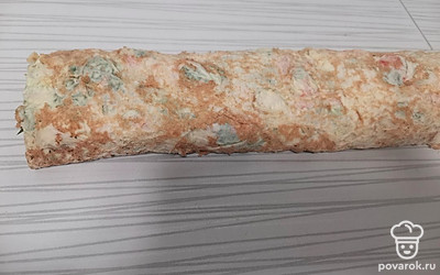 Сверните в тугой рулет, заверните в пленку и уберите в холодильник минимум на 1 час. 