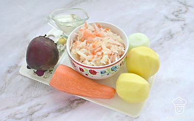 Налейте в кастрюлю мясной бульон и доведите его до кипения. Очистите картошку, морковь, лук. Свекла должна быть отварной. Квашеную капусту переложите в дуршлаг и ополосните холодной водой. 