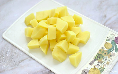 Нарежьте картошку средними кубиками. Переложите в кипящий бульон. После закипания отрегулируйте нагрев плиты и варите картошку 20 минут.